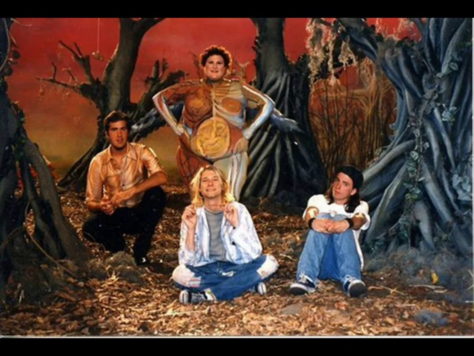 Nirvana shape. Nirvana Heart-Shaped Box. Нирвана Курт Heart. Nirvana Heart Shaped Box клип. Кобейн Heart Shaped Box.