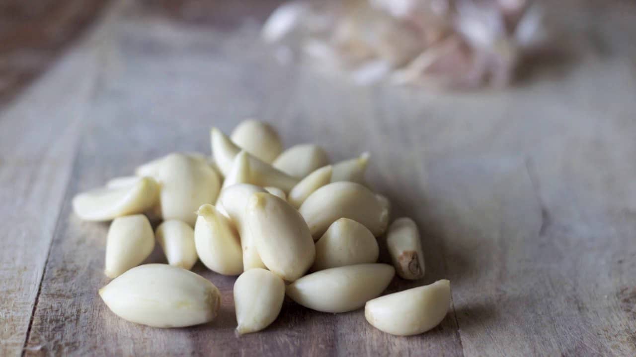 How to peel an entire head of garlic in seconds! on Vimeo