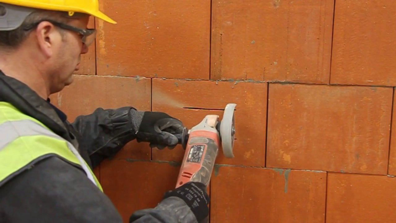 Porotherm Installation of electric back box on Vimeo