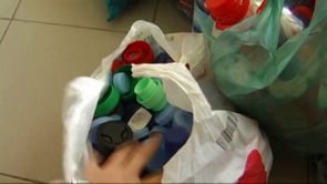 Recollida de taps per un nen de l'Escala