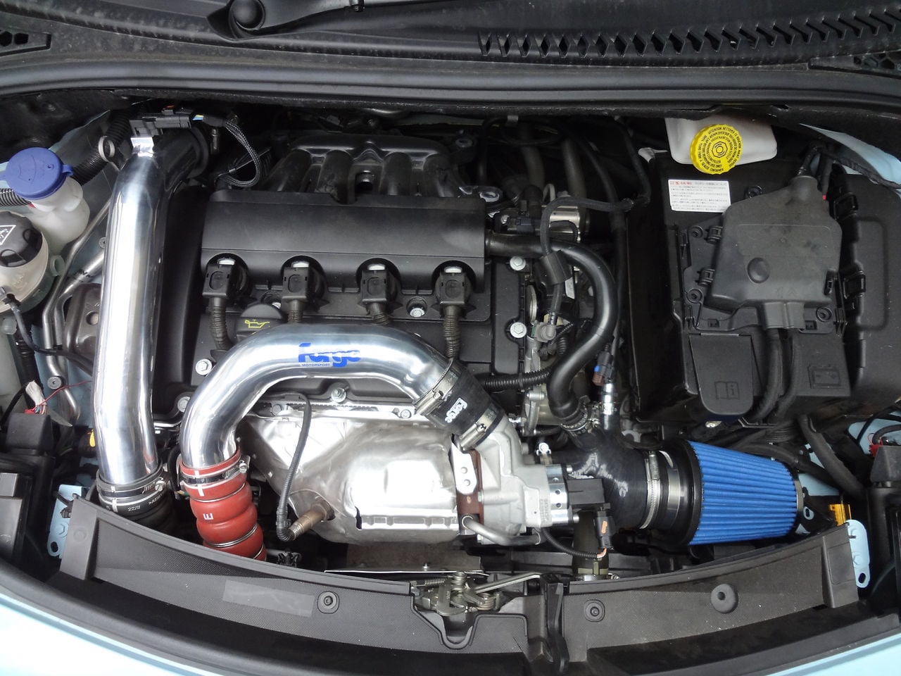 Турбо двигатель пежо. Двигатель пежо 408 150 л. Peugeot 508 под капотом. Двигатель пежо 408 турбо. Мотор peugeot 3008.