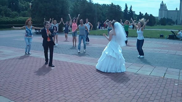 На воробьевых горах флешмоб. Флешмоб на воробьевых горах. 2012 года. Флешмоб на воробьиных горах. Свадьба на воробьевых горах флешмоб.