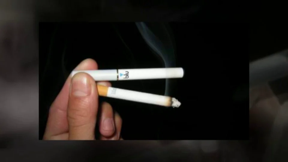 Сколько сигарет в день выкуривает средний курильщик. Факты о курении. Курит сигарету. Выкурить 5 сигарет в день. Выкурить 5 сигарет в день.