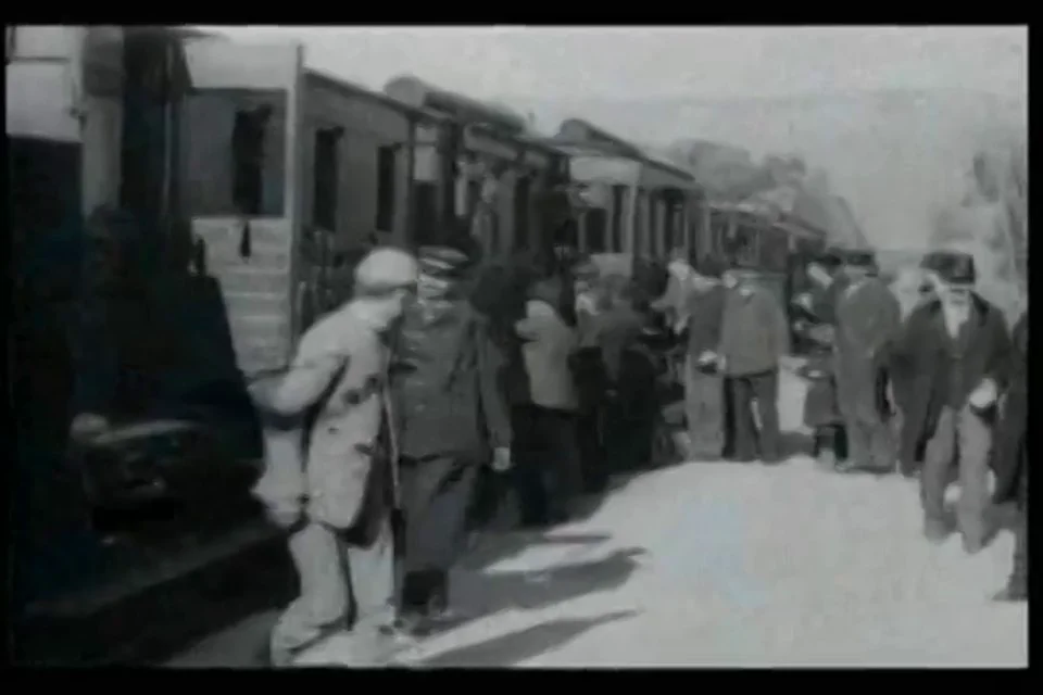 Прибытие поезда братьев. Прибытие поезда Луи Люмьер 1896. Прибытие поезда братьев Люмьер.