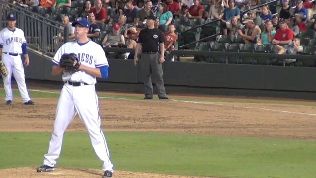 Brewers call up submarine pitcher Ben Rowen