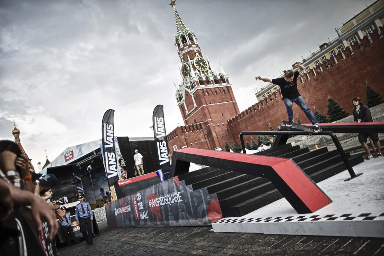 Скейтеры в москве. Skate moscow. Школа скейтбординга в москве. Skate moscow. Скейт парк ванс парк горького.