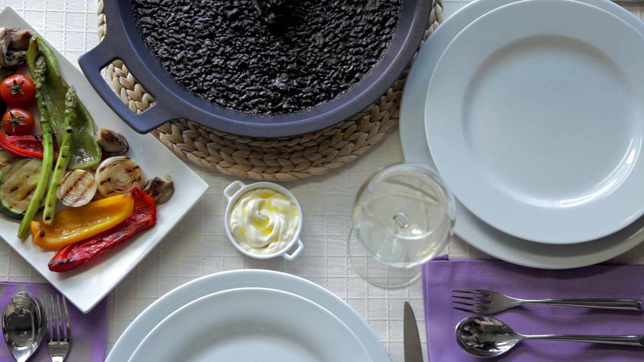SOS Arroz Negro con Chipirones | SOS Black Rice with Squid on Vimeo
