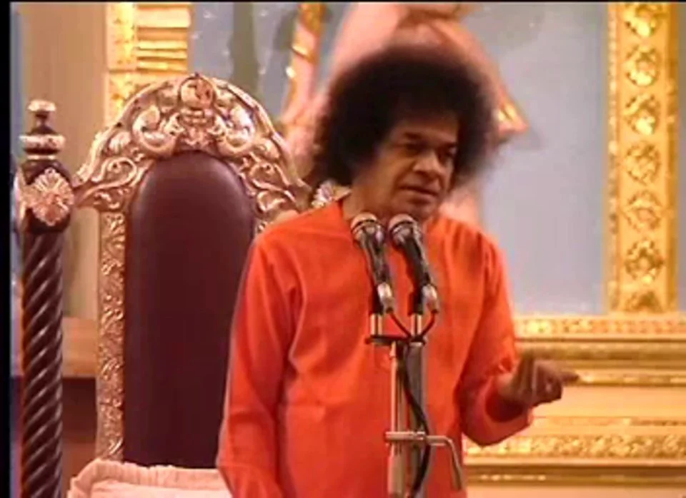 Сатья саи баба молодой. Святой в индии саи баба. Бхаджаны поют. Сатья саи поет. Сатья саи баба поет бхаджаны.