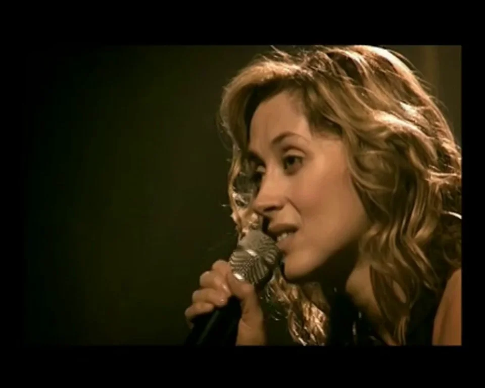 Певица поет на французском. Lara Fabian je t'aime.