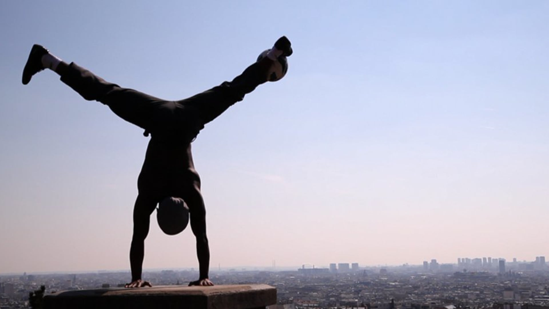 Un talent à Montmartre, Paris. Football street: Iya Traore.