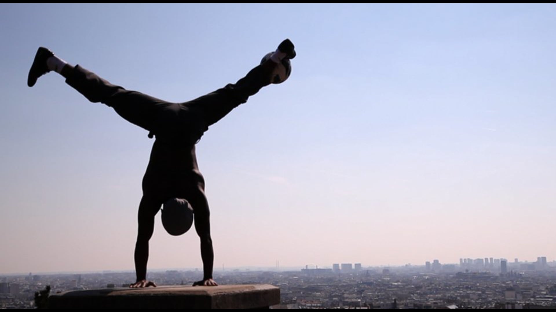 Un talent à Montmartre, Paris. Football street: Iya Traore.