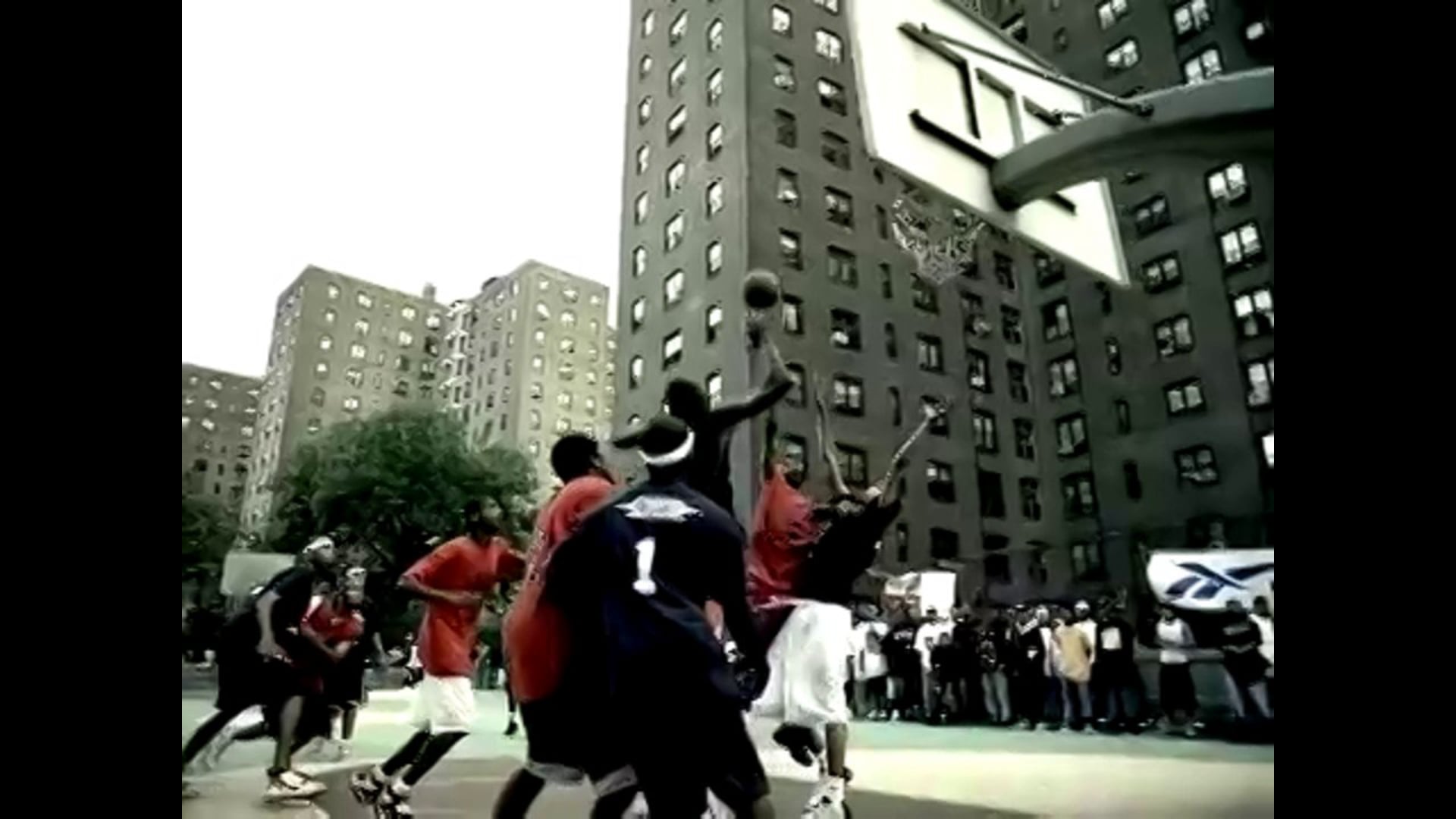 Lil' Kim - Lighters Up