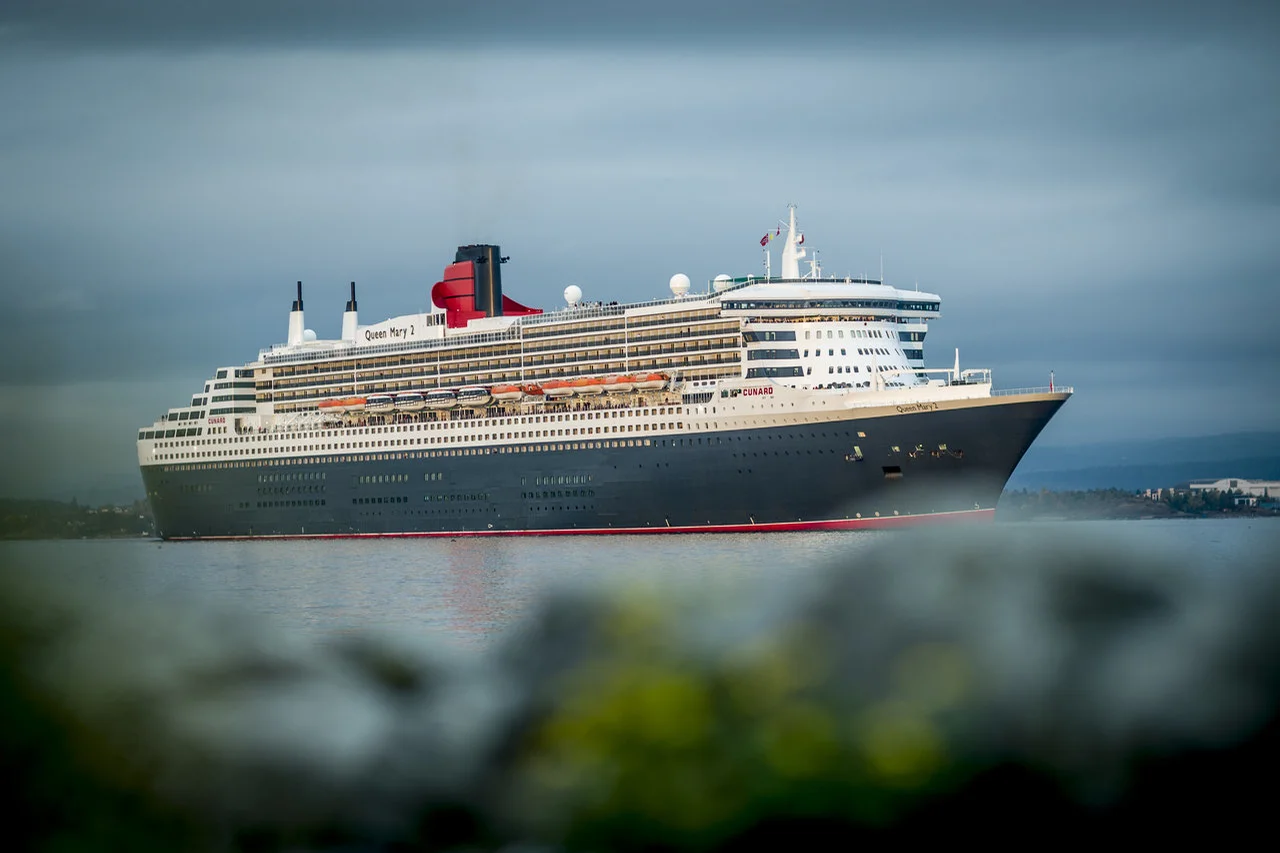 Лайнер Queen Mary 2 в Норвегии