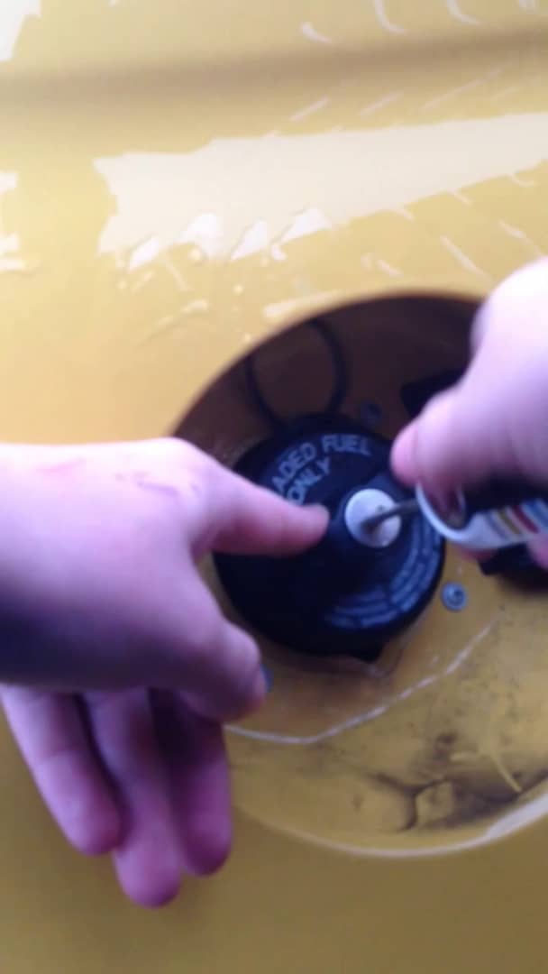 Opening/closing fiat 500 petrol cap on Vimeo