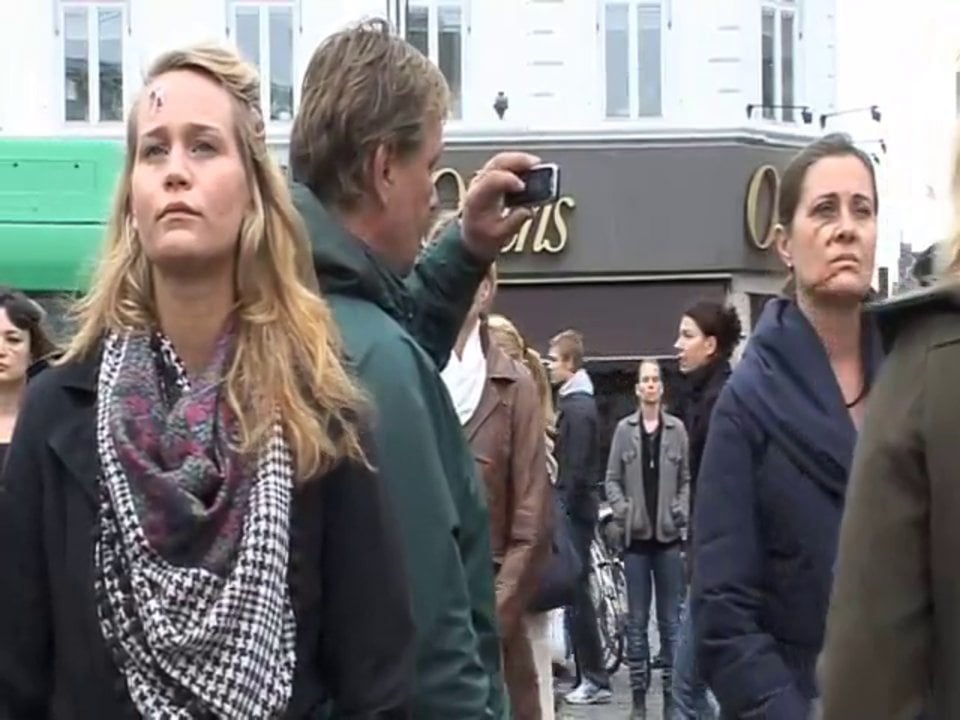 Elin Lundgren (SE)
Back in Baby’s Arms 
Performance: 11 oktober kl.14.00 2008
Gustav Adolfs torg, Malmö
Medverkande: 100 kvinnor, bland annat jag, två bussar och två busschaufförer.

Motståndets estetik. 100 kvinnor, en stilla bussresa. 100 kvinnor 