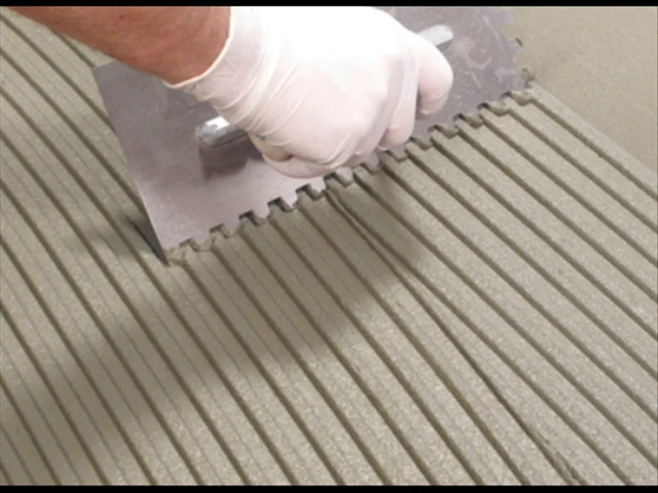 Нанесение клея на плитку. Слой клея для плитки. Какую гребенку использовать для укладки плитки. Гребенка 10мм шпатель гребенка. Какую гребенку использовать для укладки плитки.