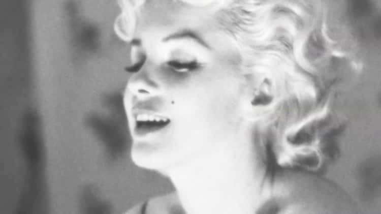 What do you wear to bed? Marilyn Monroe's response, Chanel No 5! ✨ Here  is a video of a Chanel commercial for their iconic fragrance 'Chanel No 5