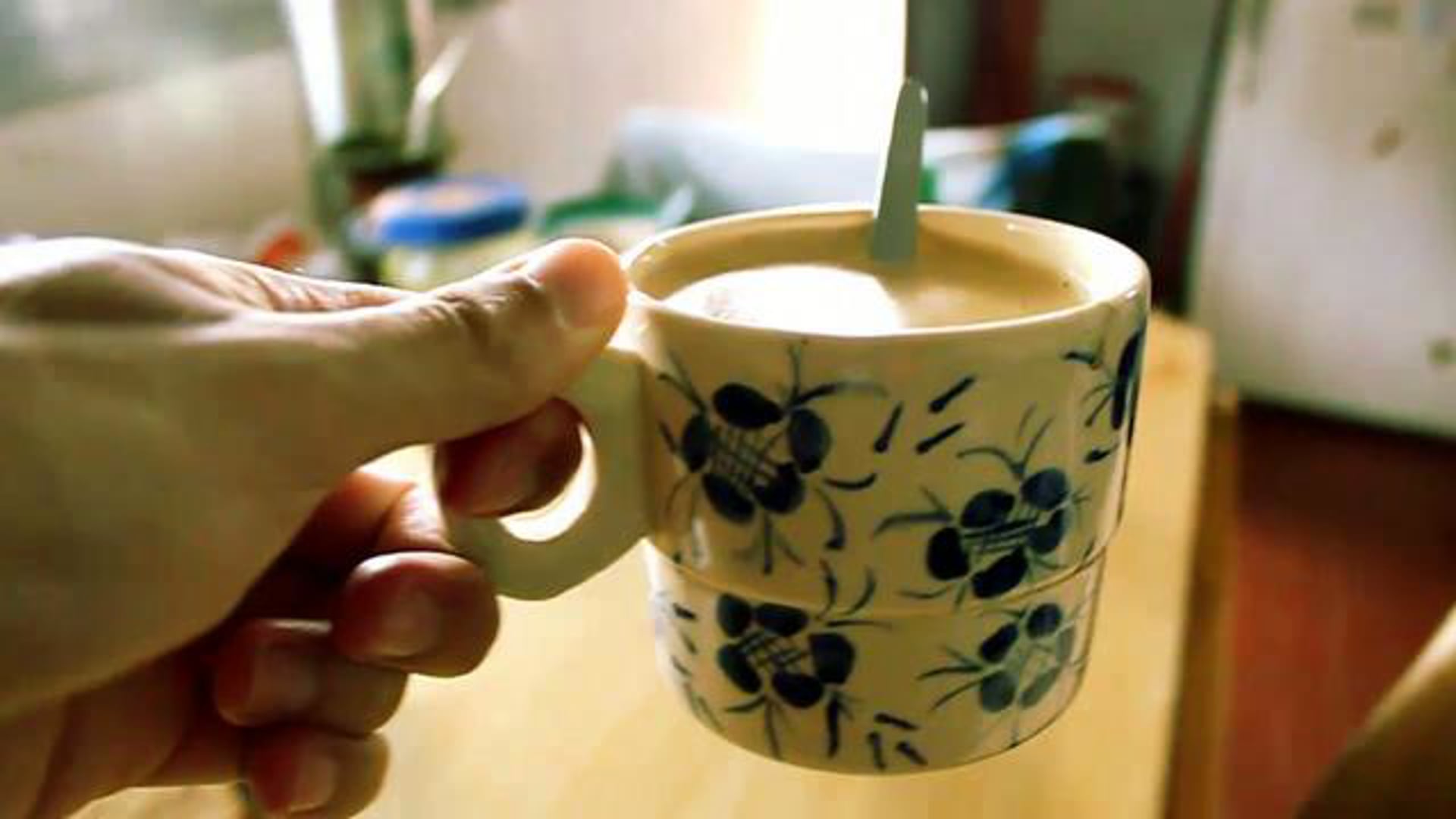 Cómo preparar un café con leche batido // How to make a coffee milk shake