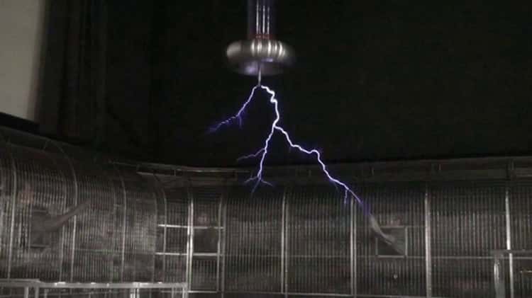 Klassische Tesla Spule im Swiss Science Centre Technorama on Vimeo