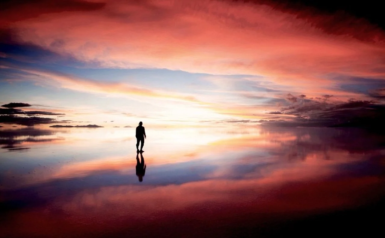 уходит в закат. парень уходит в закат. человек на дороге. Walk to sun. солнце на дороге.