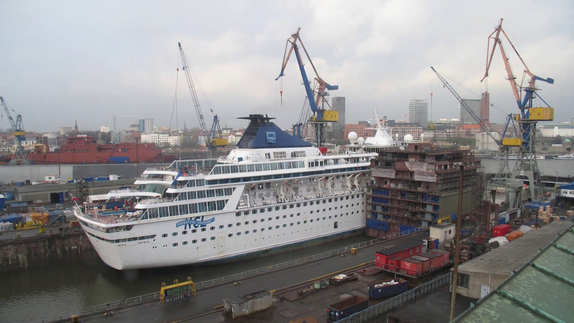 Balmoral timelapse at Blohm+Voss shipyard