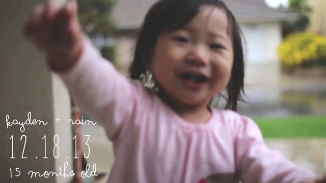 Un niña siente por primera vez la lluvia, ve su reacción !