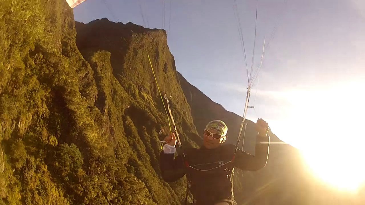 PARAPENTE PITON DES NEIGES ILE DE LA REUNION Janv2014 PARAGLIDING FROM