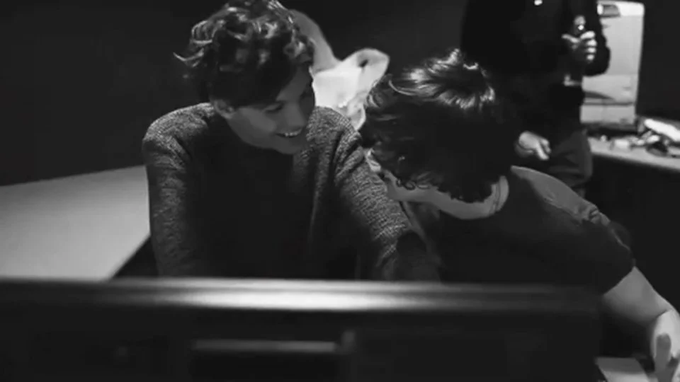 Ларри моменты. Ларри Стайлинсон gif 18 +. Larry Stylinson Black and White. Ларри Стайлинсон гифки. Ларри и Гарри Стайлс.