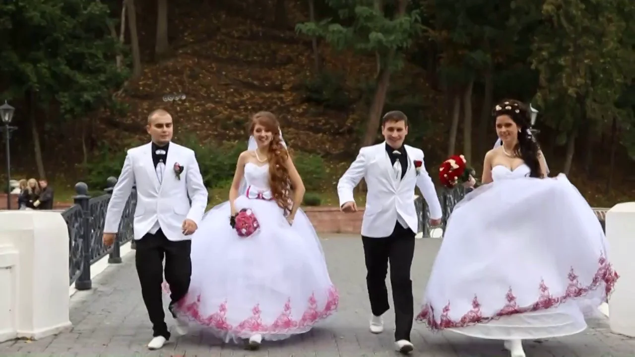 Две невесты и один жених. Свадьба 2 невесты и жених. Две невесты и один жених. Две невесты и один жених. Невеста и 2 жениха.