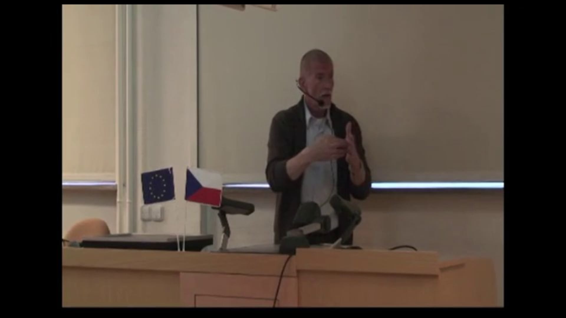 Guenther Krumpak: The Book and The Internet – the Antithesis between Paper and Electricity