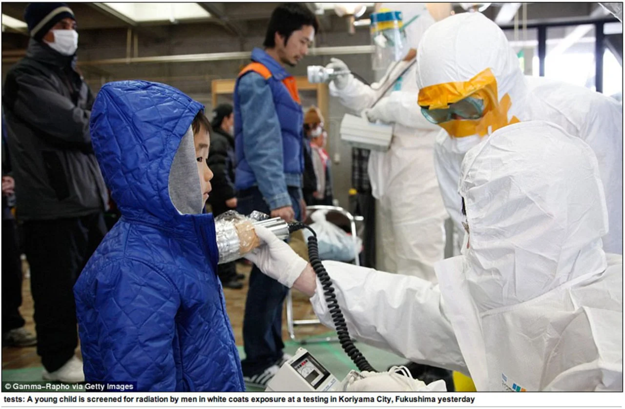 Поражение человека радиацией. Авария на АЭС Фукусима-1. Фукусима 2011. Радиационная авария люди. Человек при радиационной аварии.