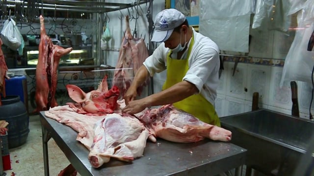 Chuletear - Preparing a Pig in a Pig - The Making of Lechona