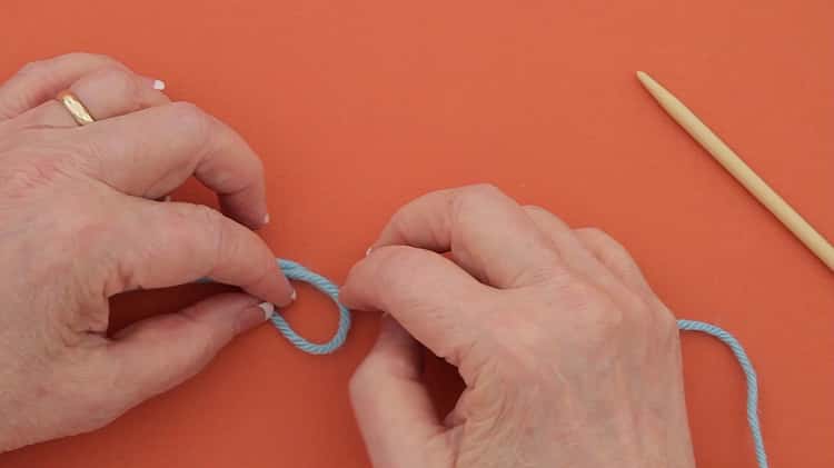 How to Hold the Crochet Hook and Yarn
