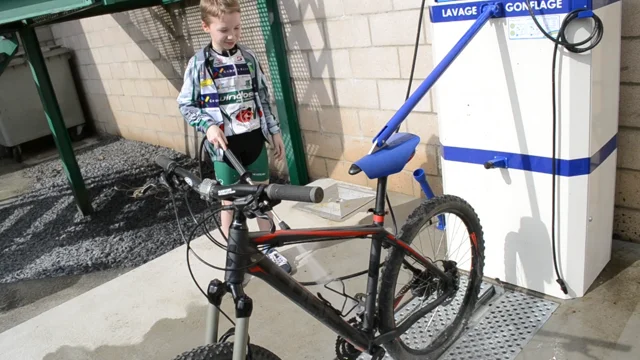 Un gonfleur vélo ALTAO Primo installé dans la Tour Incity à Lyon - Altinnova