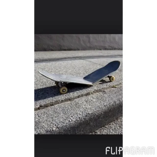 He broke his skating. Человек на коньках падает. Катание на коньках. Люди падают на катке. He broke his skating.