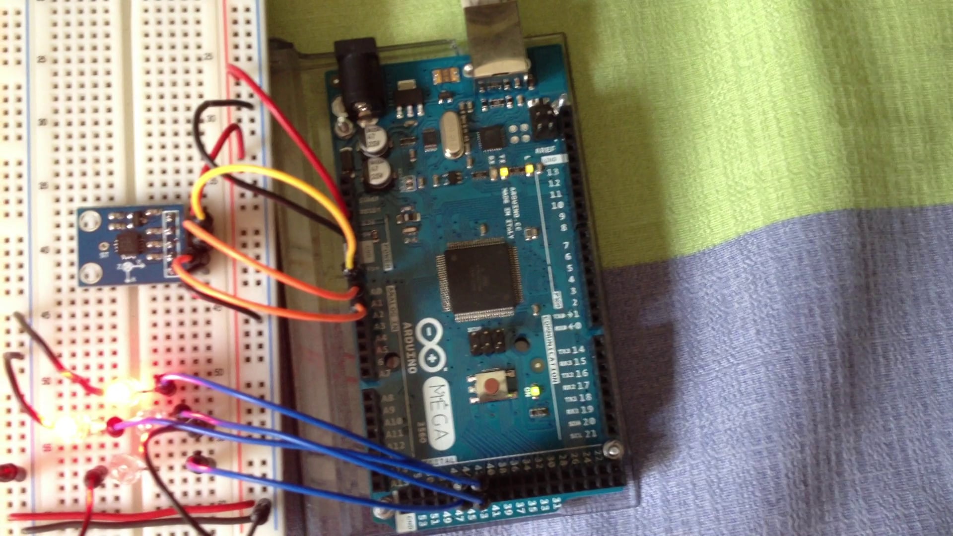 Arduino: acelerómetro con indicadores LEDs on Vimeo