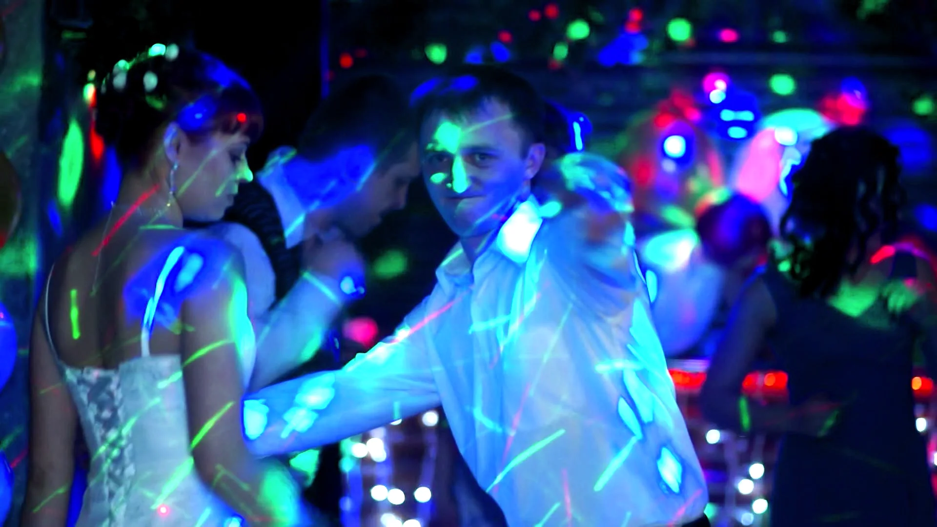 Дискотека фон. Танцы клипы дискотека. Девушка танцует на дискотеке. Съемка клипа танцевального. Дискотека фон.