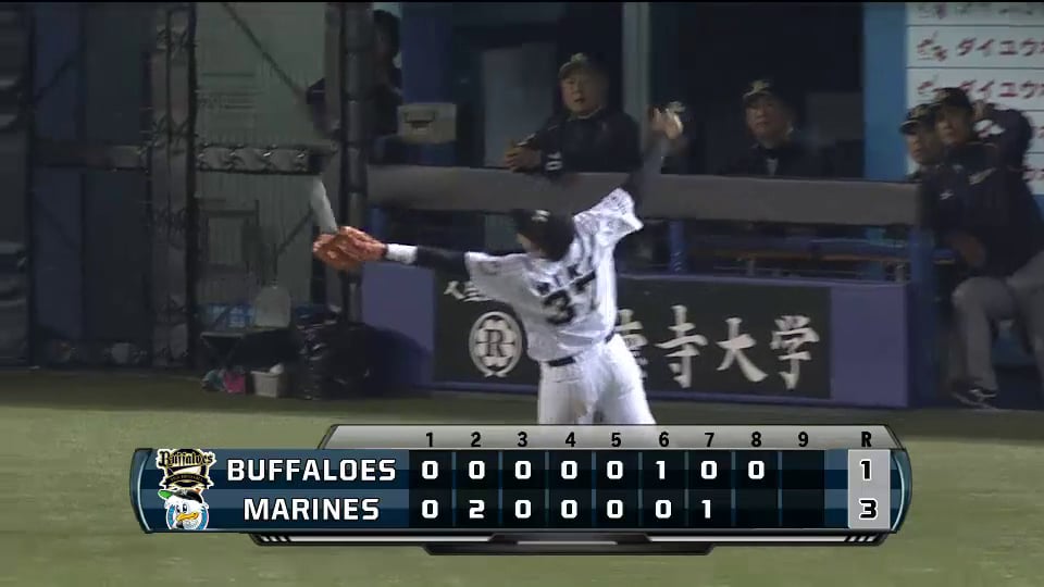 8回表 マリーンズのルーキー・三木 風に流された飛球をスライディングキャッチ!! 2014/4/23 M-Bs