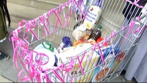 El Cor Indika entrega 150 quilos d'aliments i 500 euros a Càrites l'Escala