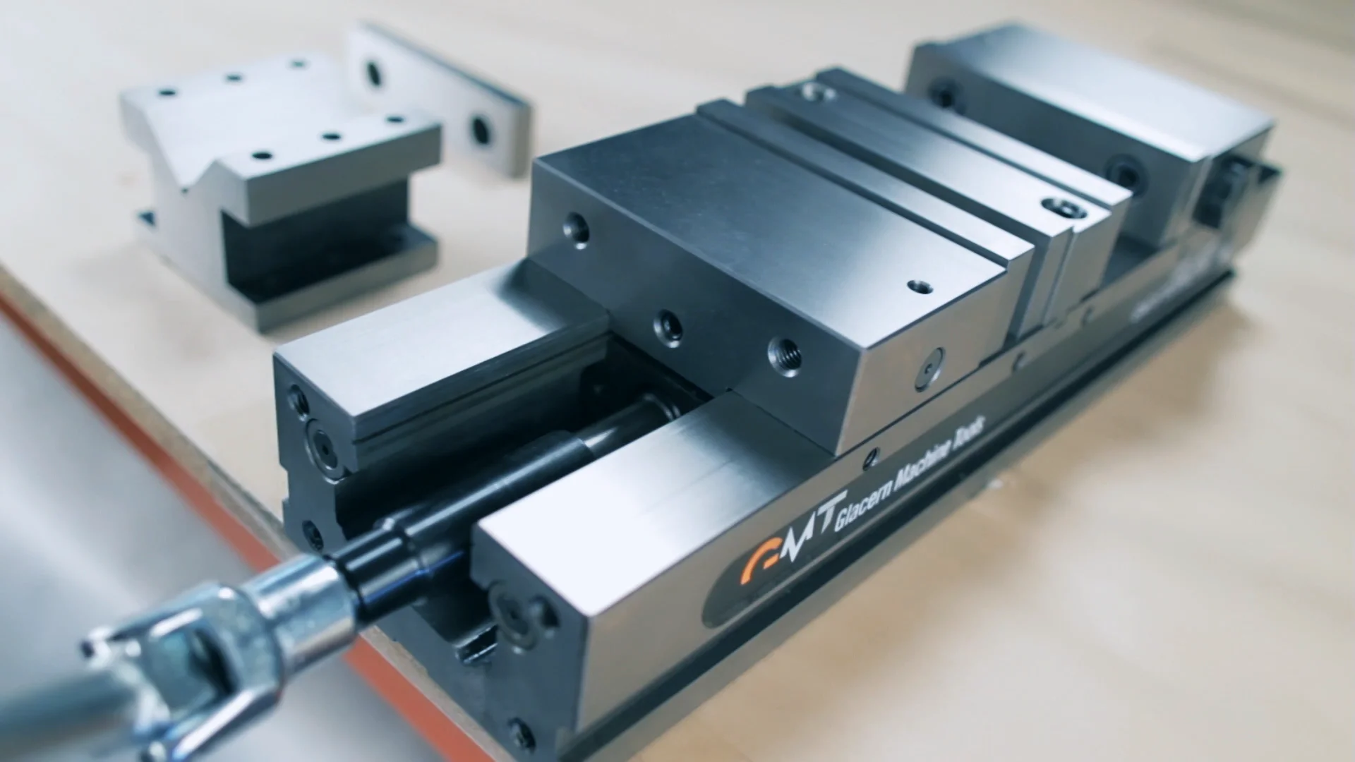 How to Operate the Glacern Double CNC Vise on Vimeo