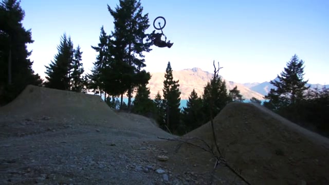 Skills combo DH / DIRT / BMX - Istvan Caillet