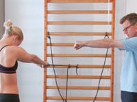 Übung 55: Ruderübung (Extension-Flexion BWS mit Pro- und Retraktion des Schultergürtels)