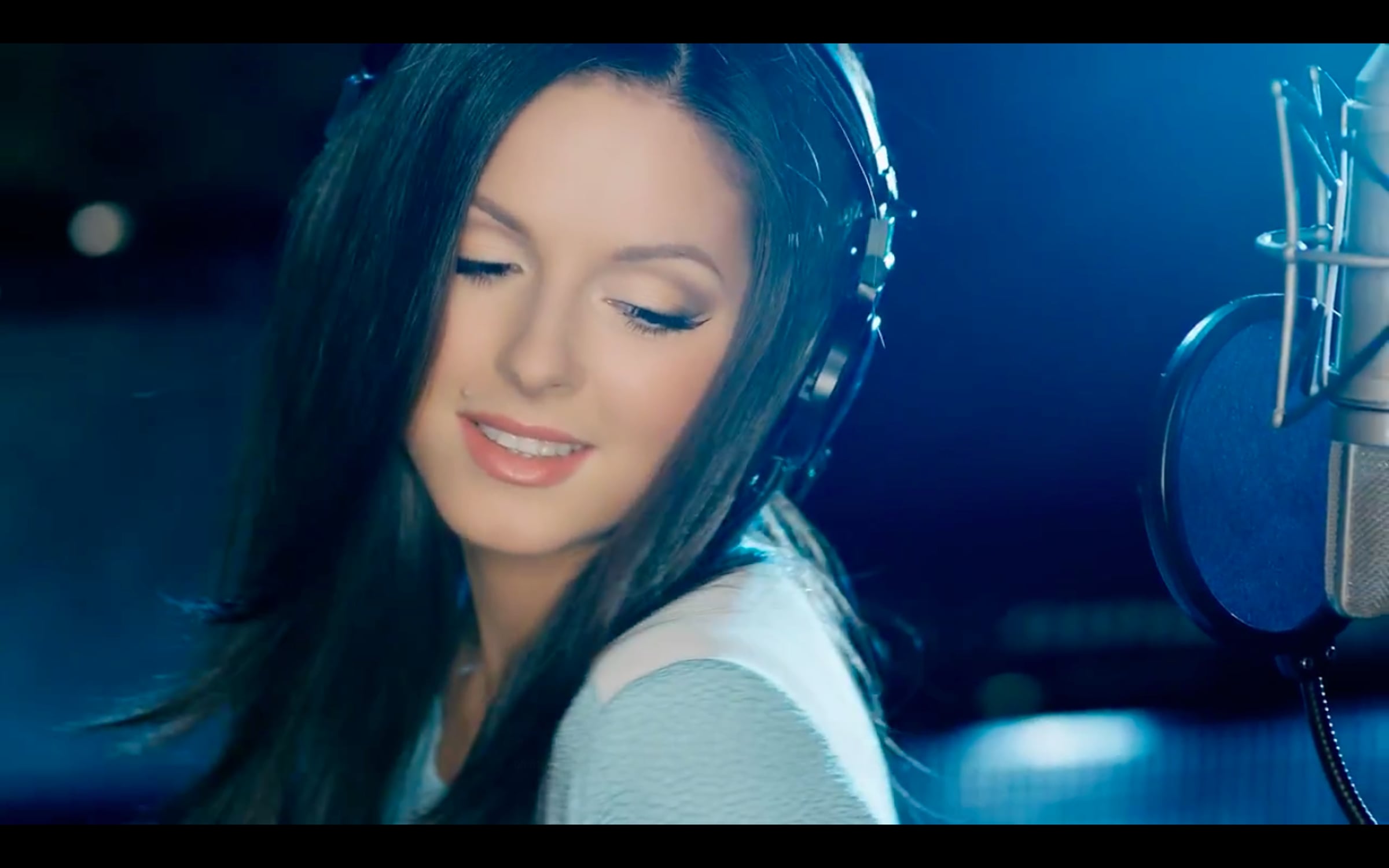 Нюша выбирать чудо. Минус песни нюша. Нюша певица 2023. Нюша шурочкина. Нюша новый год текст.