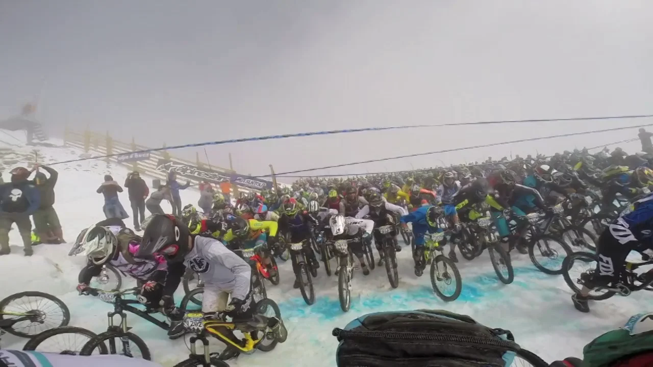 氷河を身ひとつで駆け降りる、寒気立つ自転車レース（動画あり