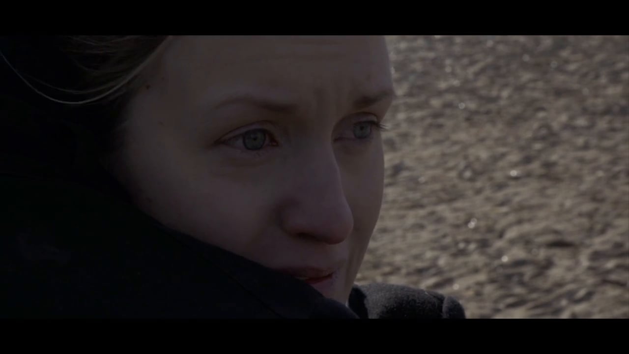 I en sliten vit mercedes åker flickan Ellen tillsammans med Anders och Marie. De är på väg till Barnens By, ett sommarläger för barn. På vägen grubblar Ellen på döden... 
Jag spelar Marie.