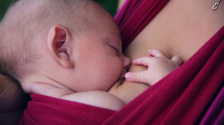 «А теперь без ребенка»: как кормящие матери сталкиваются с сексуализацией в соцсетях