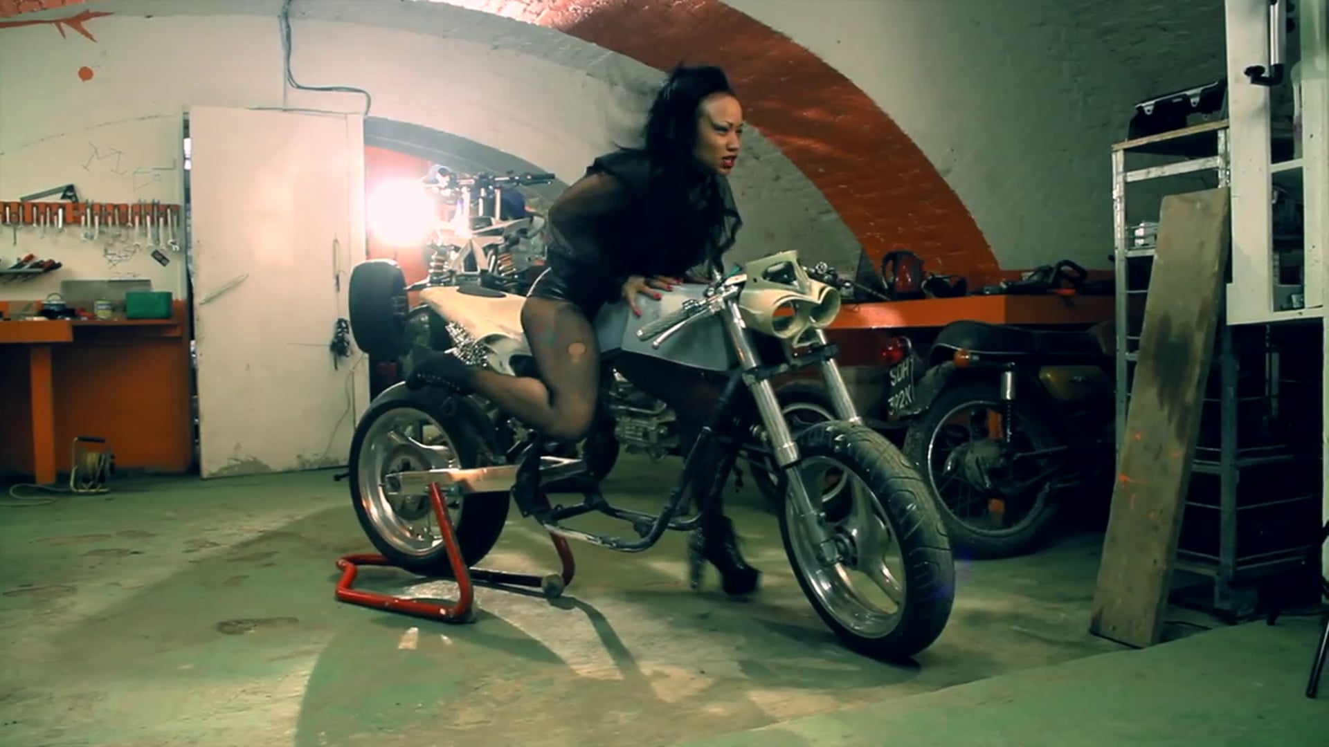 English Frank - ANIMAL (OFFICIAL VIDEO)