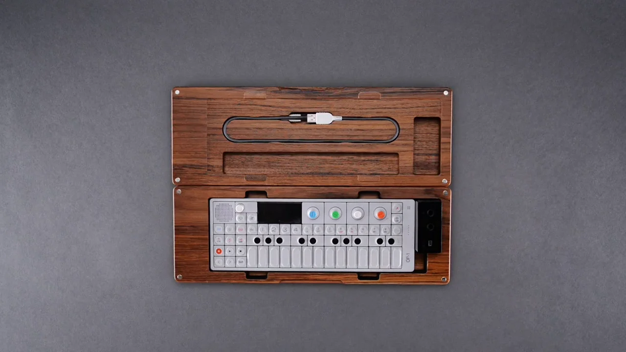 Teenage Engineering OP-1用の入出力アダプター「MONOLITH」と