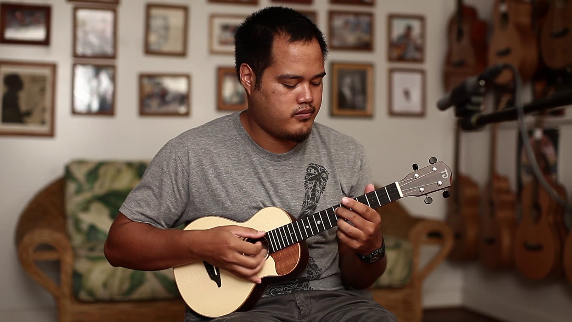 TODA Guitars VT Tenor Ukulele - Spruce/ Rosewood | Videos & Movies 