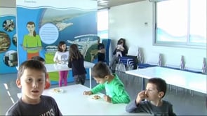 Una quinzena de nens al taller de panellets del Maram